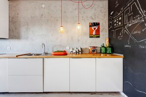 Fridge, microwave, oven, stovetop - Spacious and Bright Apartment II (Porto)