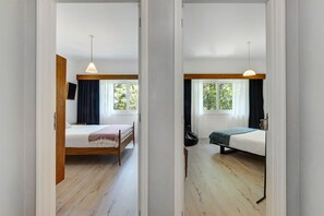 A room with a bed, a bench, a guitar, and a window with curtains. - Spacious and Bright Apartment II (Porto)