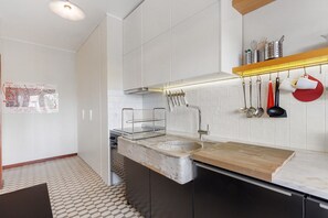Fridge, microwave, oven, stovetop - Spacious and Bright City Apartment – No Elevator (Porto)