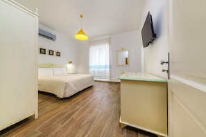 Double or Twin Room | In-room safe, desk, laptop workspace, blackout drapes - NG Guest House Ammentos (Olbia)