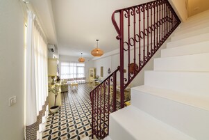 Una escalera con barandilla de hierro forjado que conduce a una plataforma.