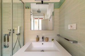 Shower, hair dryer, towels, soap - NG Guest House Ammentos (Olbia)