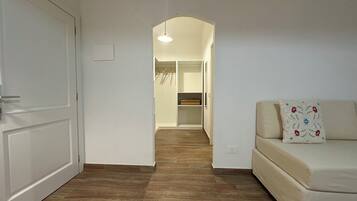 Business Quadruple Room, Balcony | Interior