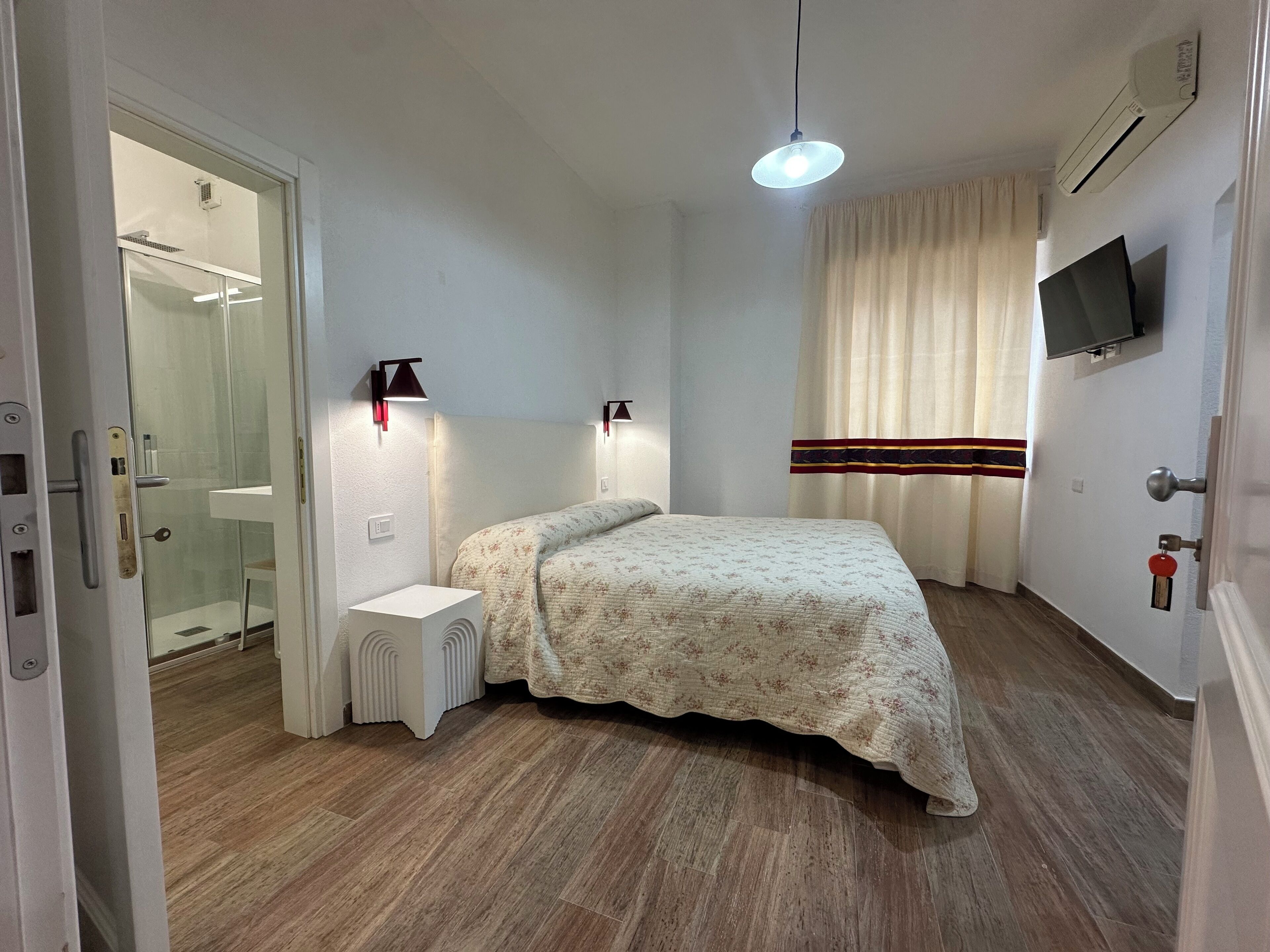 Phòng đôi tiện nghi đơn giản, ban công