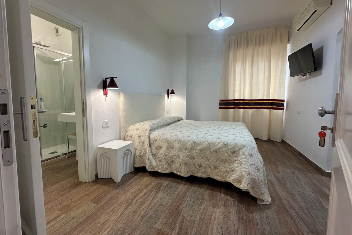 Phòng đôi tiện nghi đơn giản, ban công