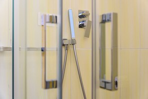 Shower, hair dryer, towels, soap - NG Guest House Ammentos (Olbia)