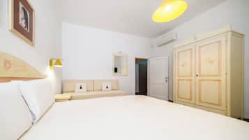 Quarto quádruplo família | Cofres nos quartos, escrivaninha, espaço de trabalho para notebook