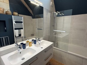 Comfort Room, 1 King Bed, Non Smoking, Garden View | Bathroom | Slippers - Le Clos Marie 49 (Mazé-Milon)