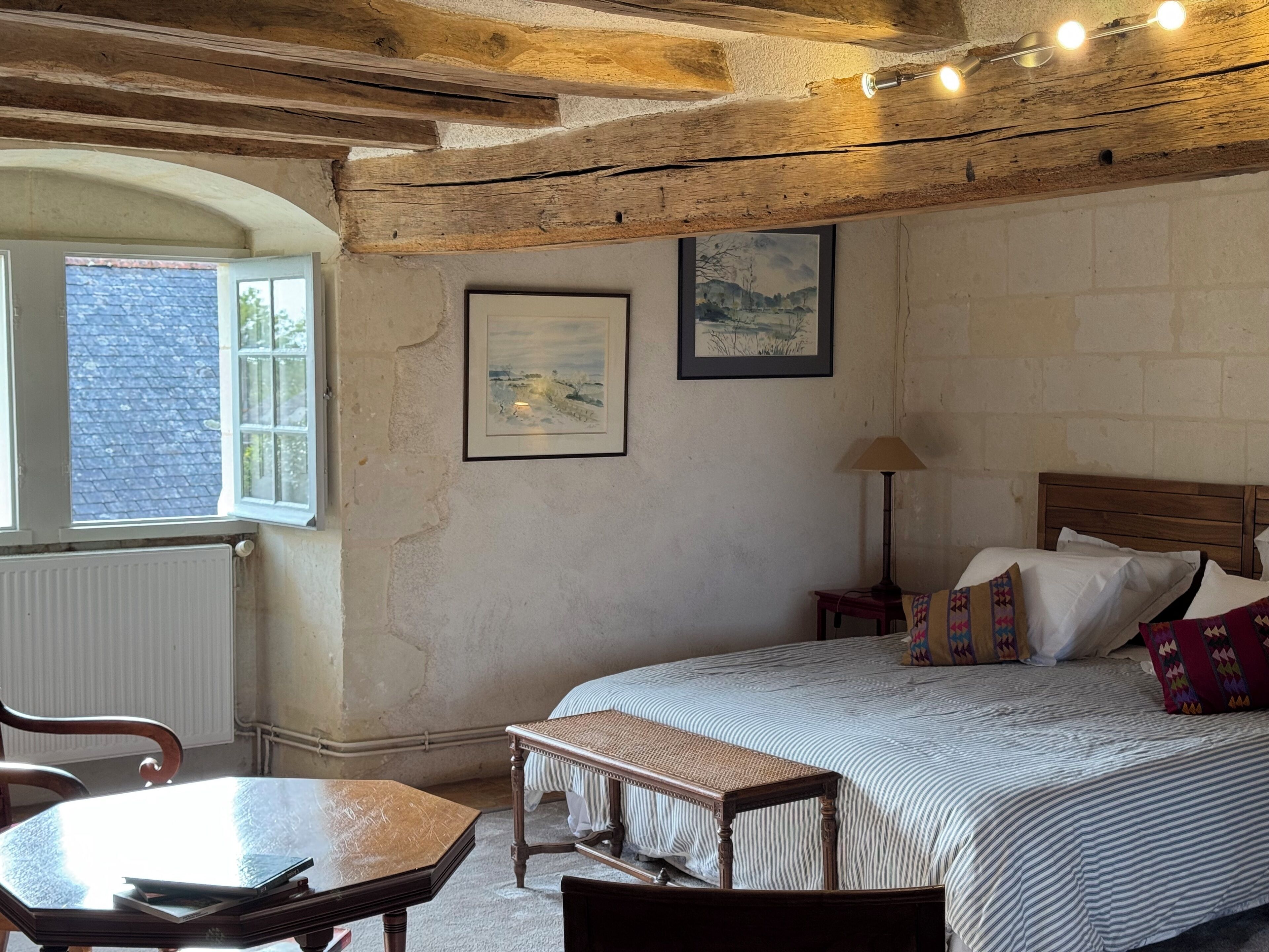 Chambre Confort, 1 très grand lit, non-fumeurs, vue jardin | Fer et planche à repasser, Wi-Fi gratuit