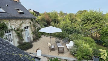 Chambre Confort, 1 trĂšs grand lit, non-fumeurs, vue jardin | Terrasse/Patio