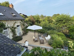 Comfort Room, 1 King Bed, Non Smoking, Garden View | Terrace/patio