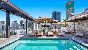 Pool - Miami Vibrant 1BR Condo with Hot Tub & Gym (Miami)
