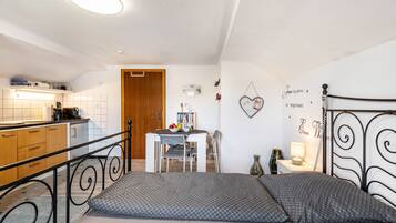 4 bedrooms, WiFi, bed sheets