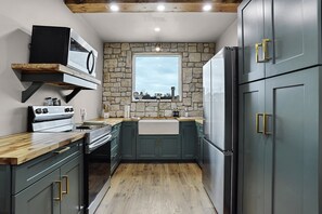 Fridge, microwave, oven, stovetop - Labby's Homestead Farmhouse (Hermann)