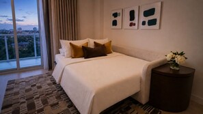 Ein Hotelzimmer mit einem großen Bett, Blick auf die Stadtlandschaft und modernem Design.