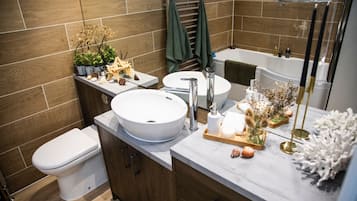 Combined shower/tub, deep soaking tub, hair dryer, towels