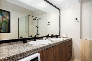 Shower, free toiletries, hair dryer, towels - Spacious 144sqm flat near Mount Ymittos (Elliniko-Argyroupoli)