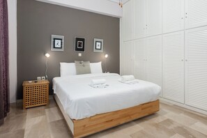 Deluxe appartement, balkon, uitzicht op de stad | Een laptopwerkplek, een strijkplank/strijkijzer, gratis wifi