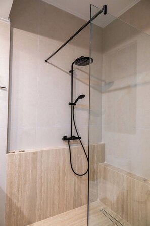 Shower, free toiletries, hair dryer, towels - Spacious 144sqm flat near Mount Ymittos (Elliniko-Argyroupoli)