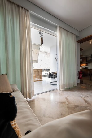 Deluxe appartement, balkon, uitzicht op de stad | Een laptopwerkplek, een strijkplank/strijkijzer, gratis wifi