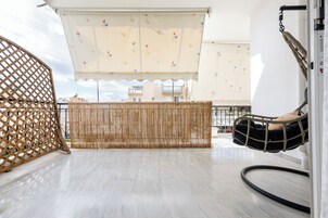 Apartamento luxo, sacada, vista para a cidade | Sacada