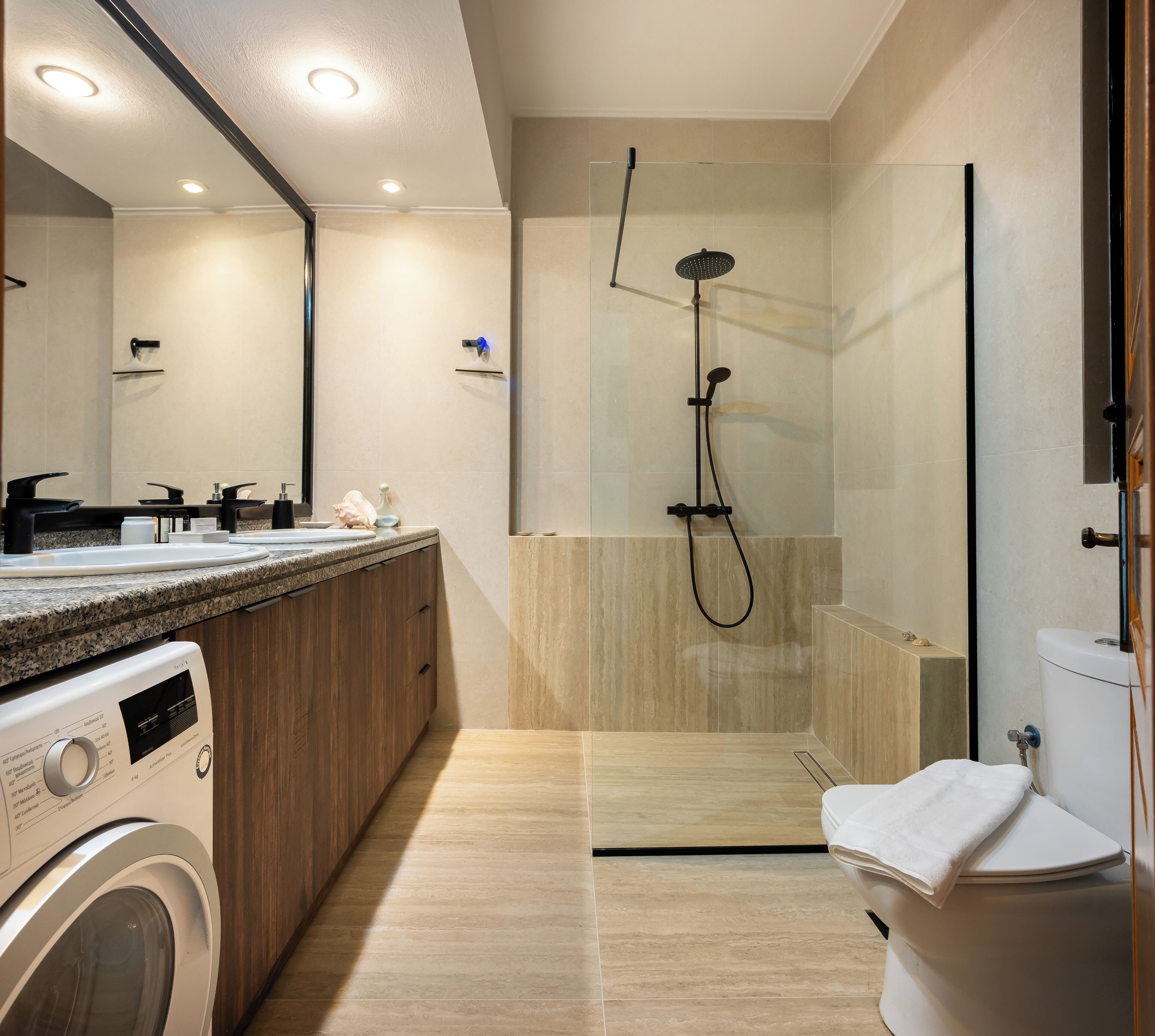 Deluxe-Apartment, Balkon, Stadtblick | Badezimmer | Dusche, kostenlose Toilettenartikel, Haartrockner, Handtücher