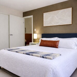 2 bedrooms, iron/ironing board, Internet, bed sheets - Ste 717-Free Parking + Skywalk Access + Downtown 2BR City Views (Indianapolis)