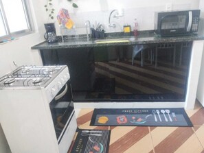 Private kitchen - A cozy, independent house, close to the beach, restaurants, bars, etc. (Niterói)