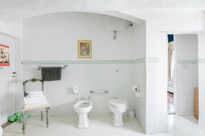 Bathroom - Suite in a 15th-Century Villa with Private Bathroom and Pool (Grassina)