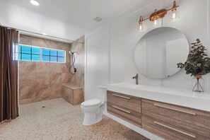 Hair dryer, towels, soap, toilet paper - Private Palm Springs Retreat - 30-Day Minimum Stay (Palm Springs)