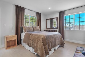 4 bedrooms, iron/ironing board, WiFi, bed sheets - Private Palm Springs Retreat - 30-Day Minimum Stay (Palm Springs)