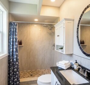 Shower, hair dryer, towels, soap - "Discounted Rate"Perfect 3-bedroom house Near Spring (Spring Hill)