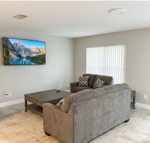 Living area - "Discounted Rate"Perfect 3-bedroom house Near Spring (Spring Hill)