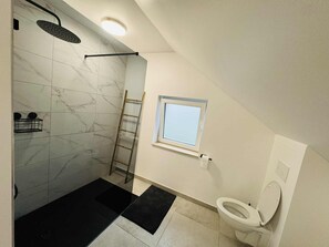 Douche, séchoir à cheveux, serviettes fournies, papier de toilette