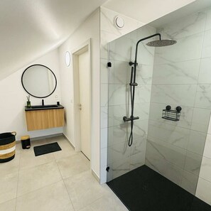 Bathroom - Vrbo Property (Couvin)