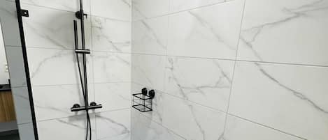 Dusche, Haartrockner, HandtĂŒcher, Toilettenpapier