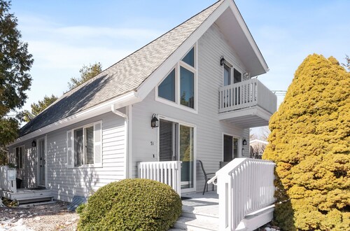 Coastal Retreat - 5 mins to the beach!