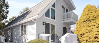 Coastal Retreat - 5 mins to the beach!