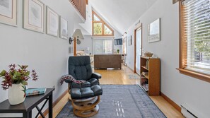 Living area - Spacious/Bright/Pet Friendly - 5 mins to the beach! (Charlestown)