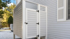 Property grounds - Spacious/Bright/Pet Friendly - 5 mins to the beach! (Charlestown)