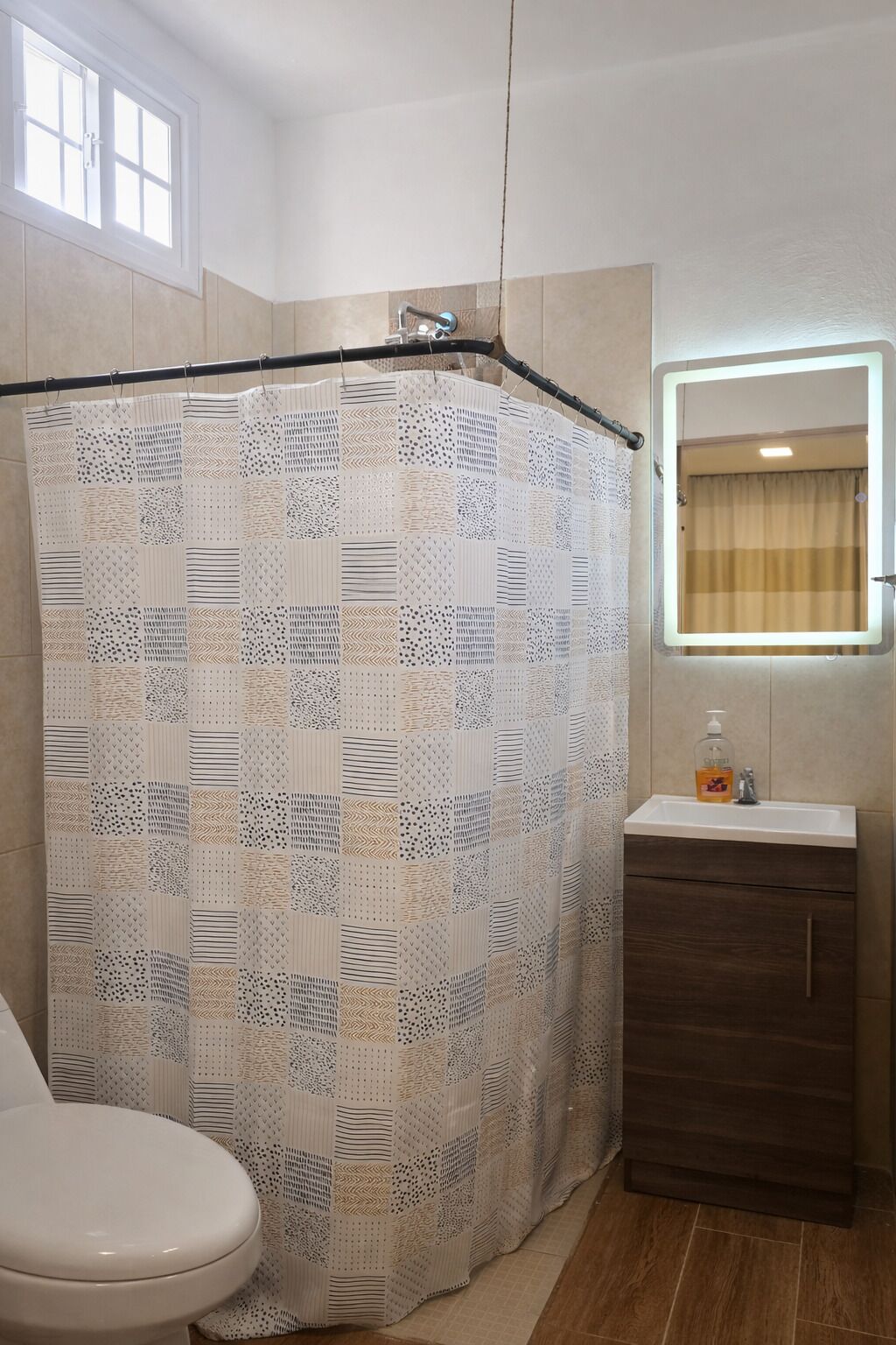 Camera Deluxe, vista montagna | Bagno | Doccia, asciugamani, sapone, carta igienica