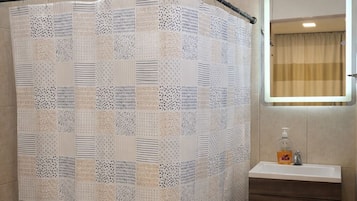 Camera Deluxe, vista montagna | Bagno | Doccia, asciugamani, sapone, carta igienica