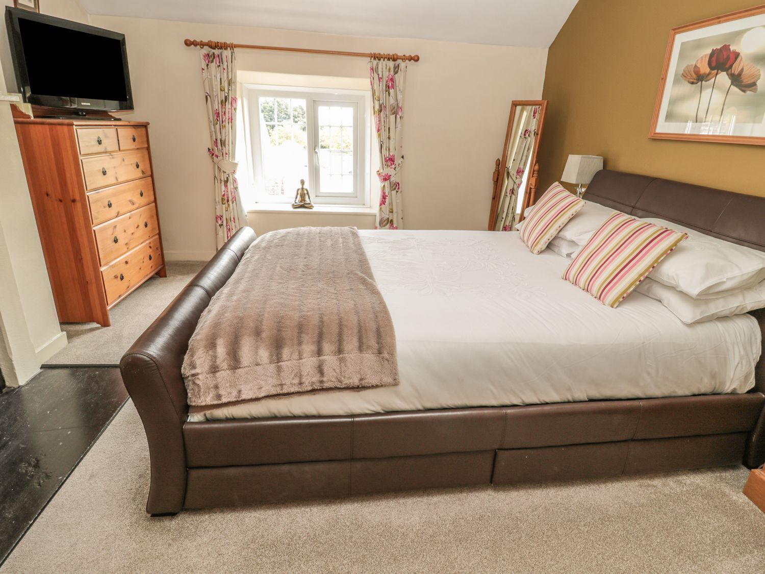 3 habitaciones, decoración personalizada y muebles diferentes 