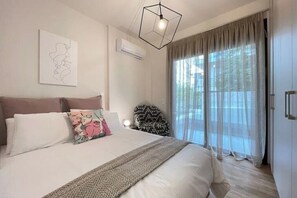 Room - Athenean Modern Escape near Marina Flisvos-A3 (Paleo Faliro)