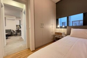 Tabla de planchar con plancha, wifi y ropa de cama 