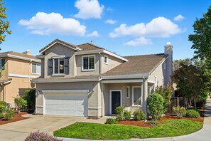 Exterior - Modern Spacious 3 BD/2.5 BA - King Suite - Office (Dublin)