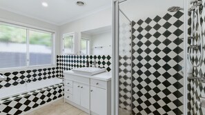 Shower, hair dryer - Woodland Retreat - Inverloch (Inverloch)