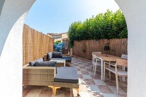 Outdoor dining - Bleu Indigo F2 Center – Parking, Pool, Air Conditioning (La Garde-Freinet)