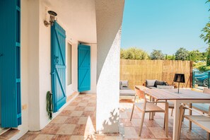 Outdoor dining - Bleu Indigo T2: Pool, A/C, Parking, Center, La Garde Freinet near Saint Tropez (La Garde-Freinet)