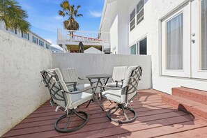 Terrace/patio - Maggie's Midtown Pet Friendly Condo Walk to Beach (Myrtle Beach)